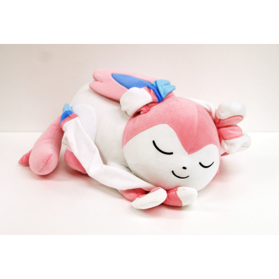 PRE-ORDER VOOR JANUARI Officiële Pokemon center Knuffel Sylveon slapend +/- 48cm (lang)